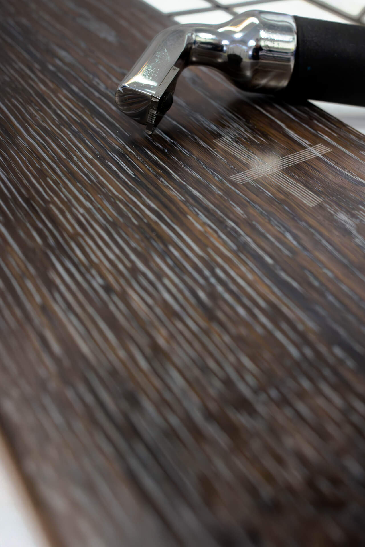 Asse di legno scuro