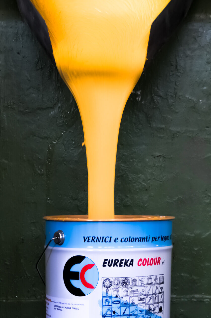 Filling of a bucket with yellow paint