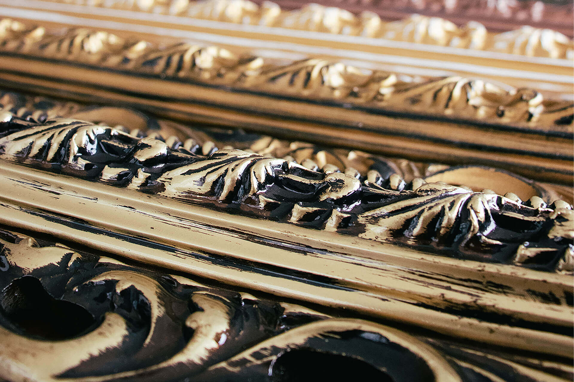 Infisso in legno verniciato con pittura ad acqua