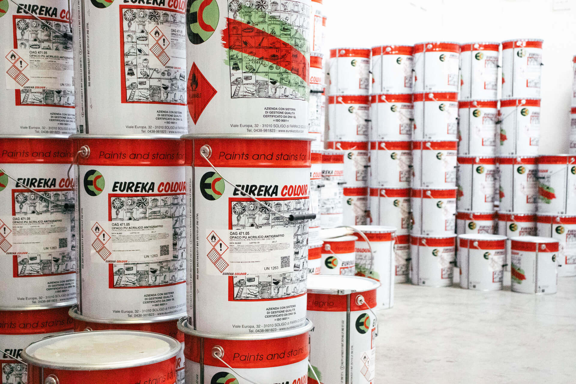 Magazzino di Eureka Colour con centinaia di secchi di vernice