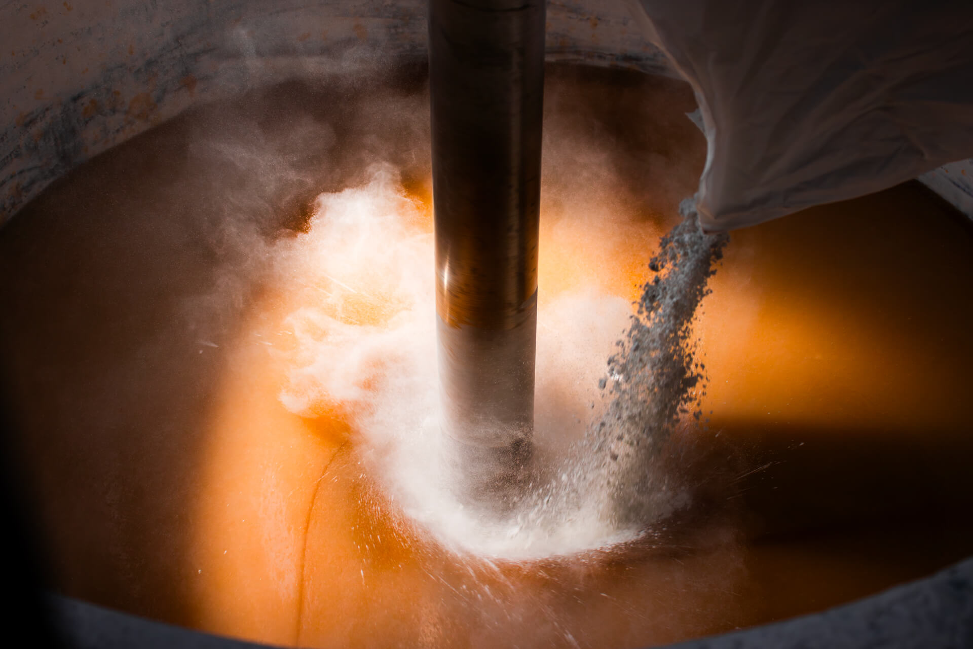 Foto del processo di produzione di una vernice per legno