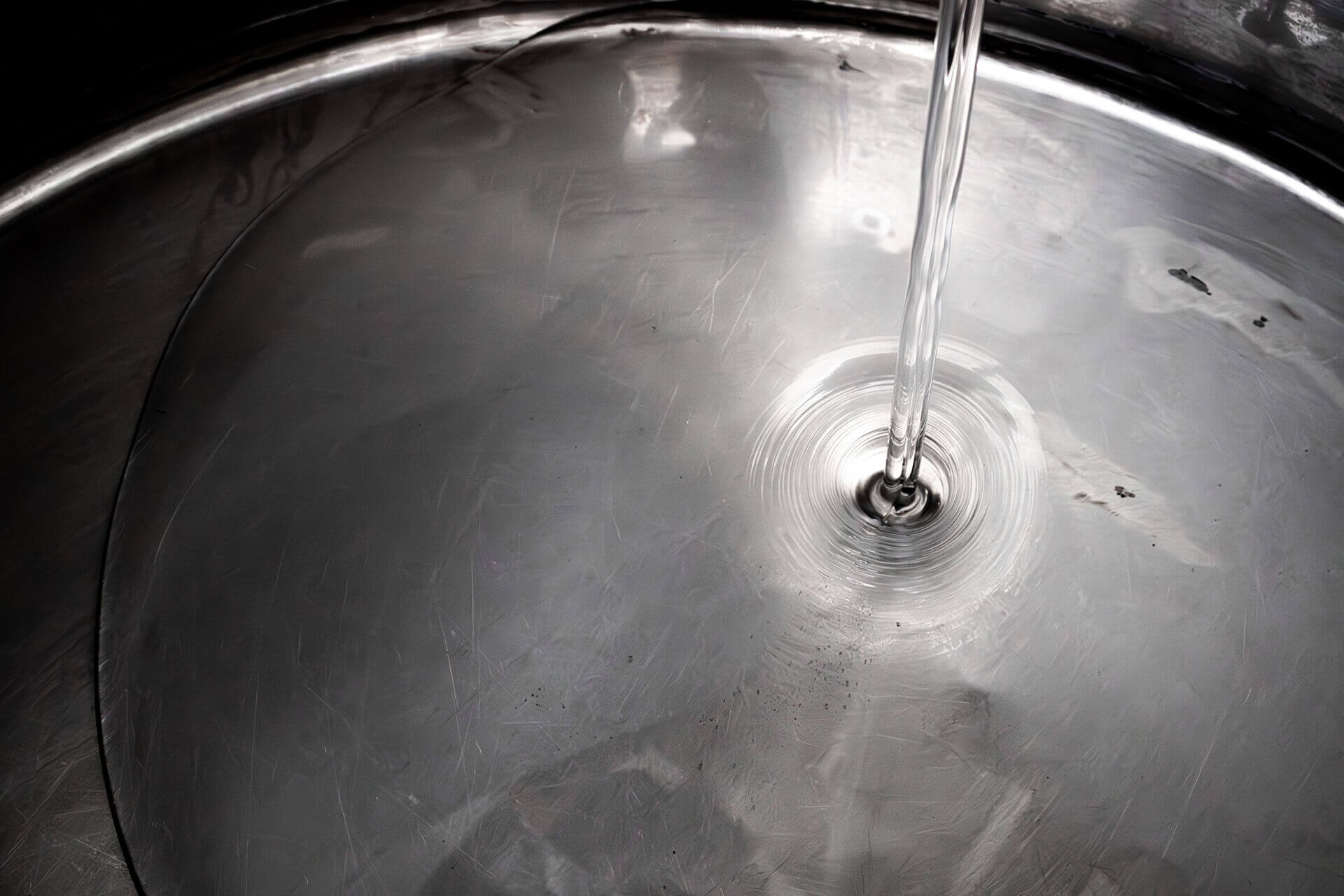 Filling a container with clear solvent-based varnish for parquet