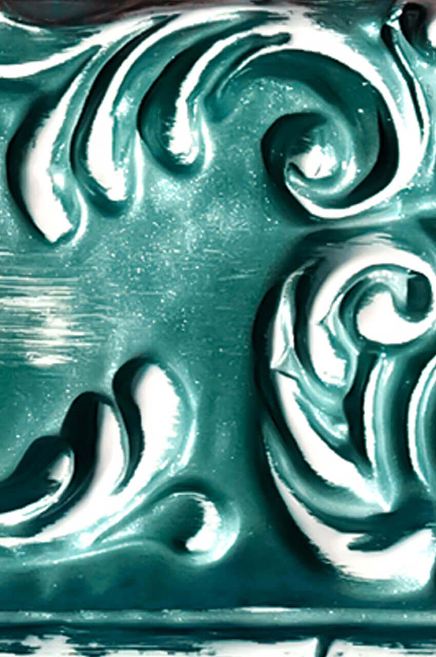 Cornice di legno colorata con vernice anticata verde