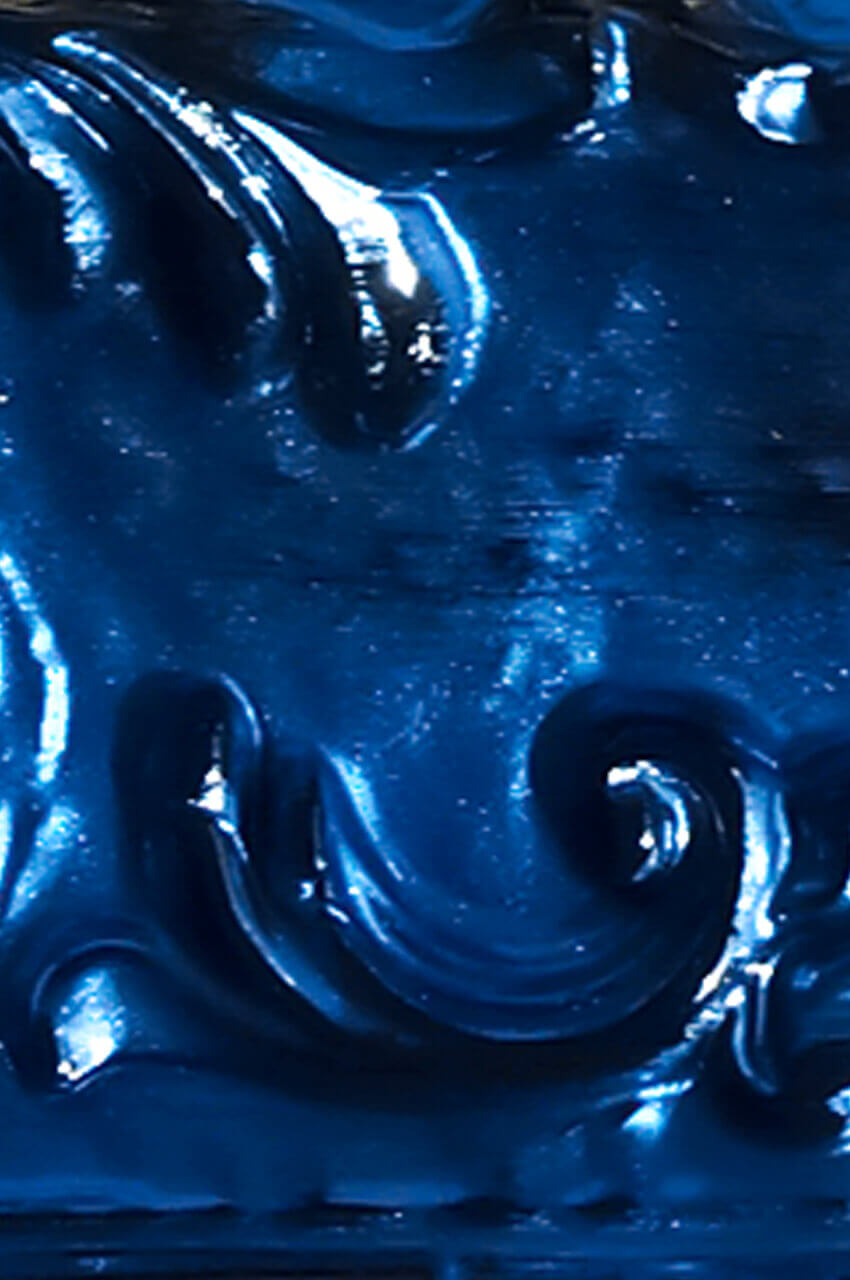 Cornice di legno colorata con vernice anticata blu