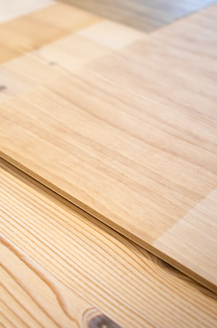 Anta di legno trattata con isolante al solvente per mobili
