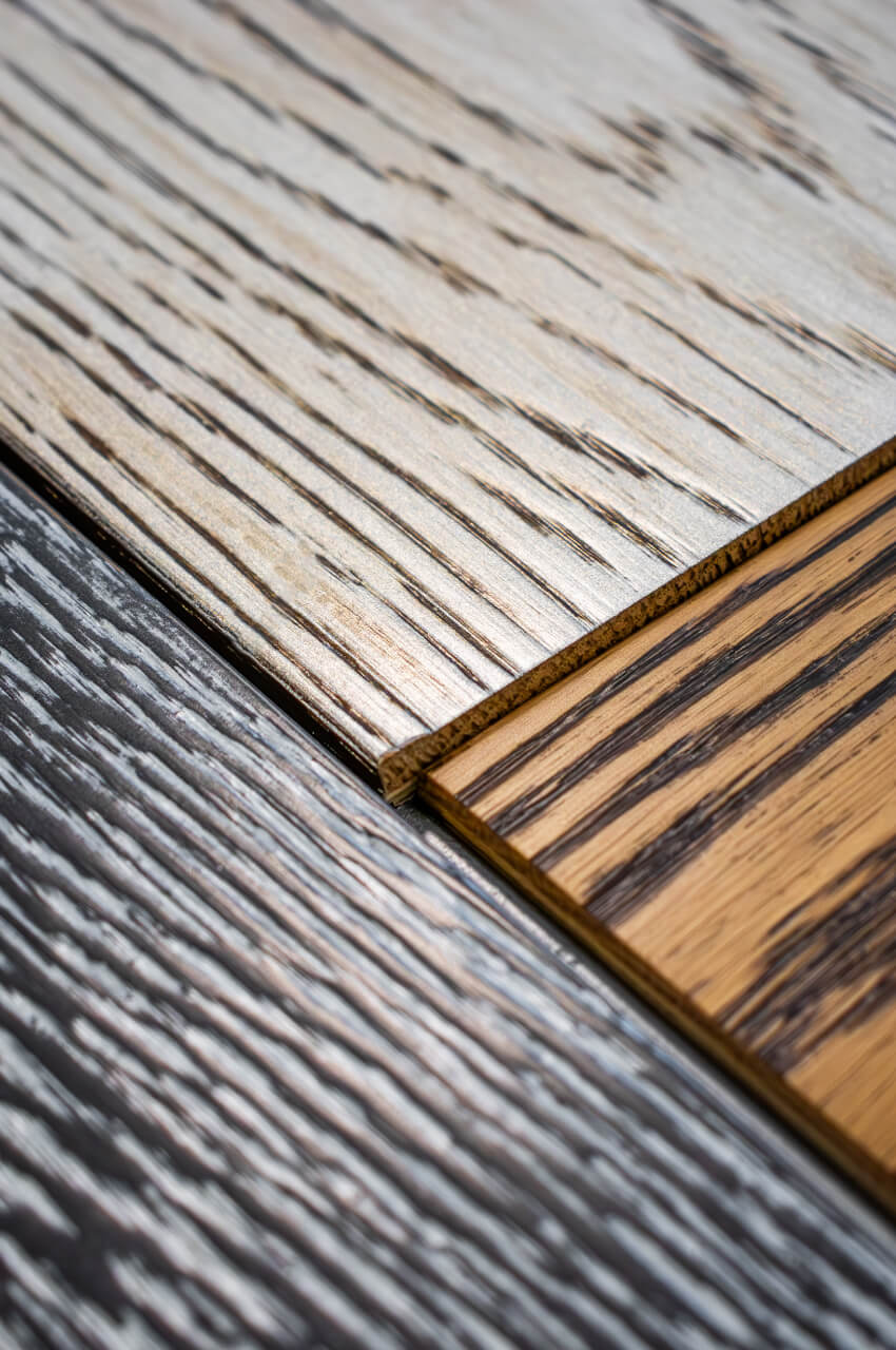 Tavole di parquet colorate con vernici anticate di diversi colori
