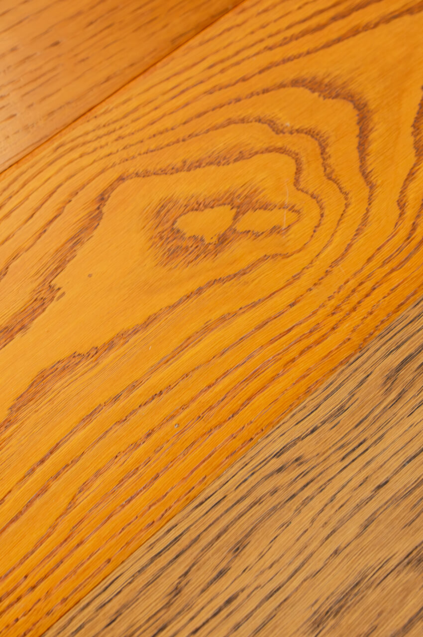 Parquet colored with solvent-based paint