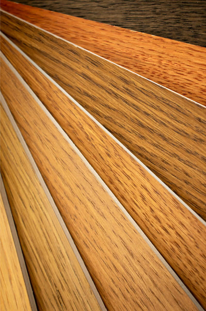 Tavole di legno colorate con diverse vernici al solvente per mobili