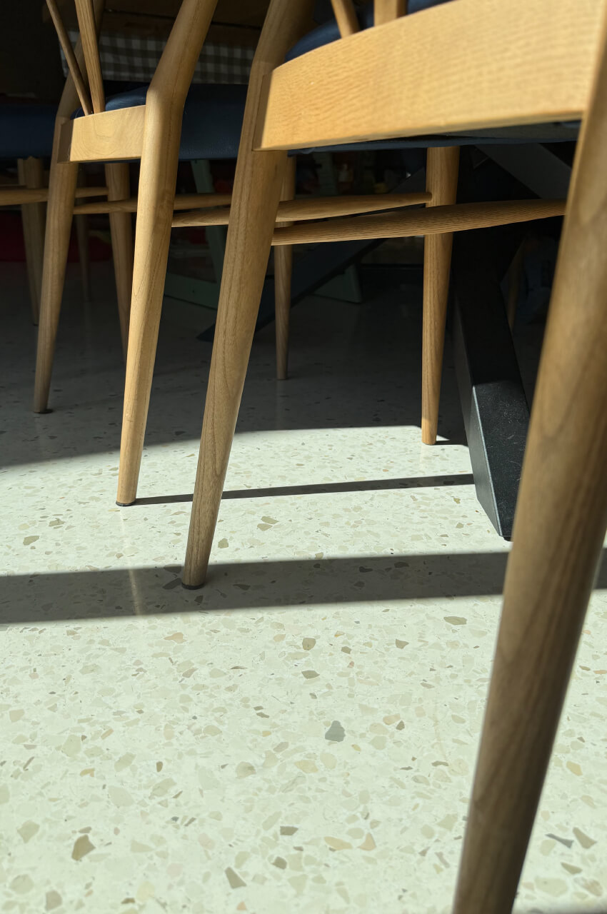 Sedie in legno verniciate con le finiture per mobili di Eureka Colour
