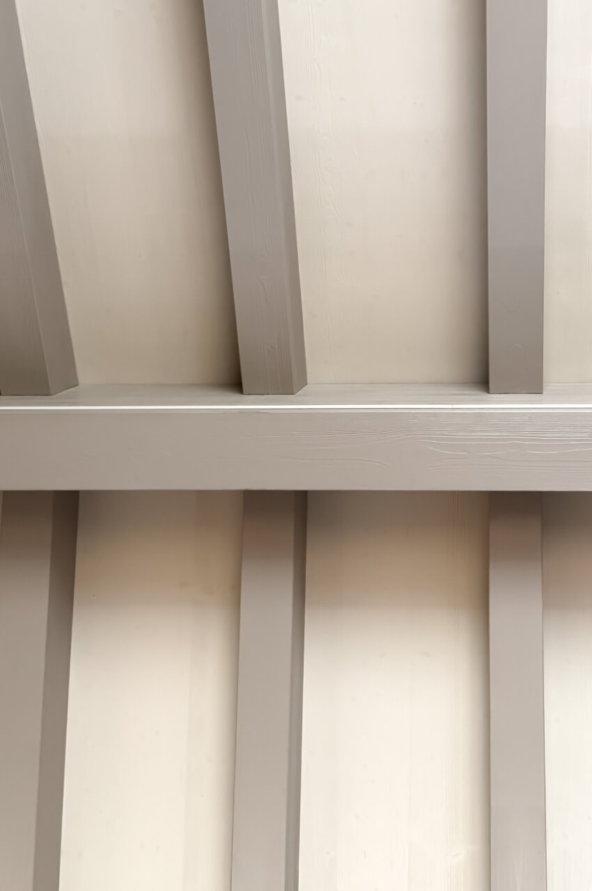 Travi interne di un mobile bianco verniciate con finitura a spruzzo trasparente