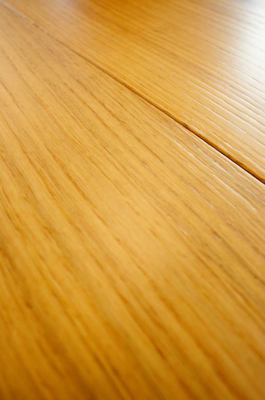 Tavola di legno verniciata con isolante ad acqua per mobili