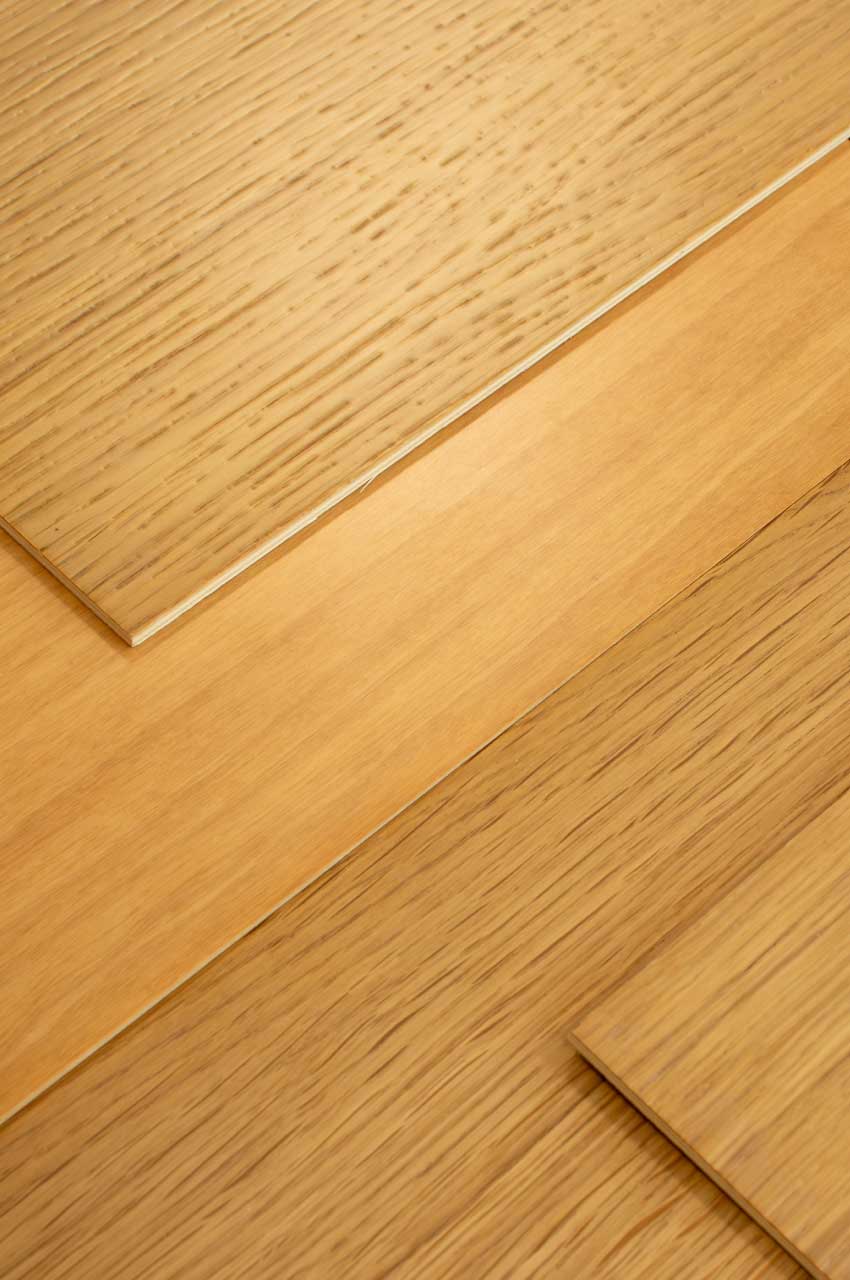 Ante di legno trattate con isolanti ad acqua per mobili