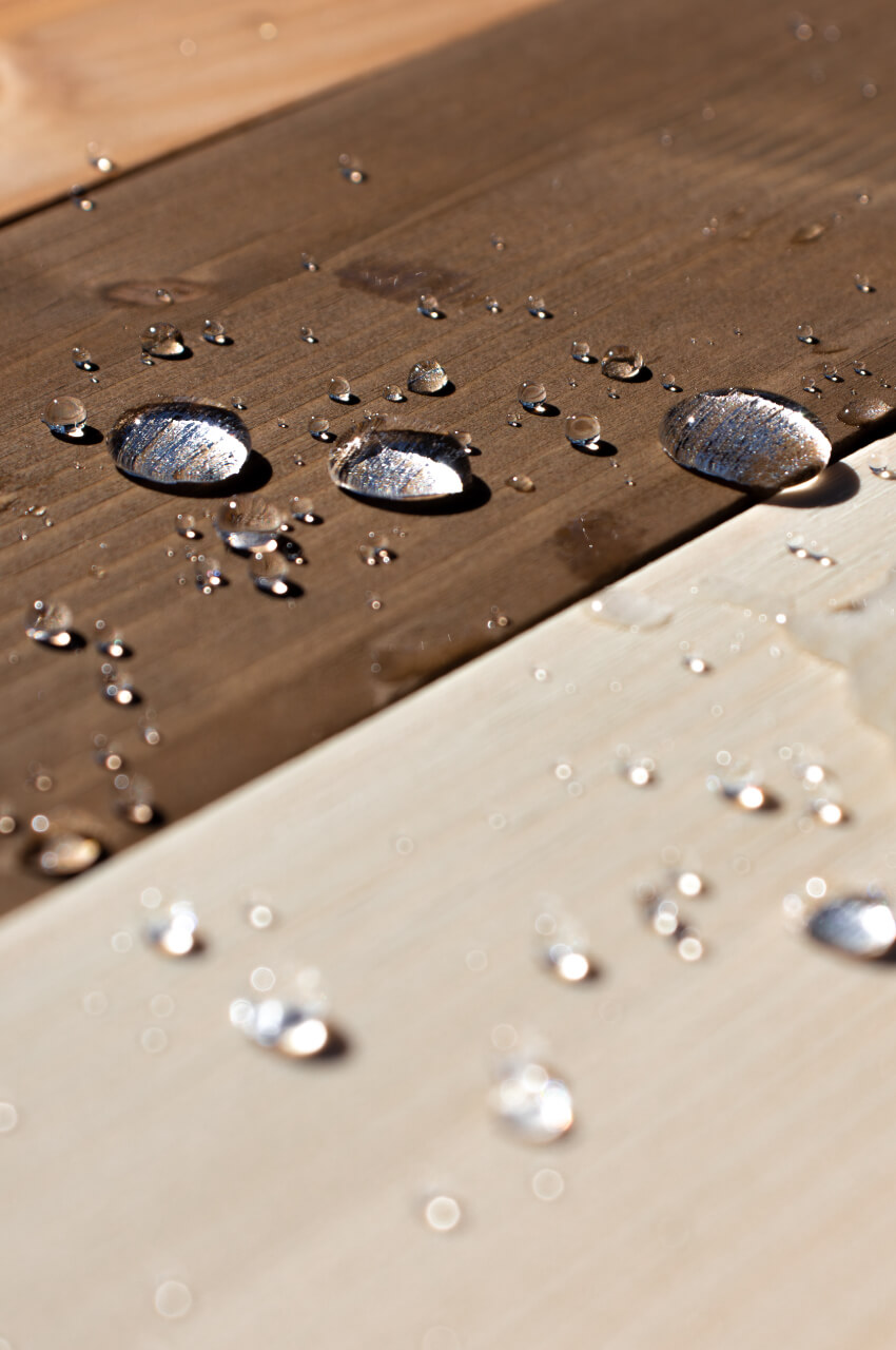 Gocce d'acqua su tavole di legno impermeabili