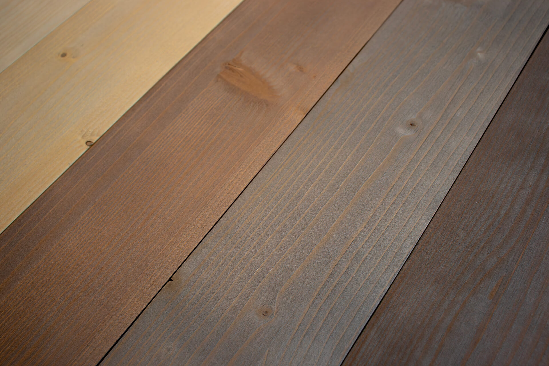 Tavole di legno rivestite con diverse vernici antibatteriche ad acqua