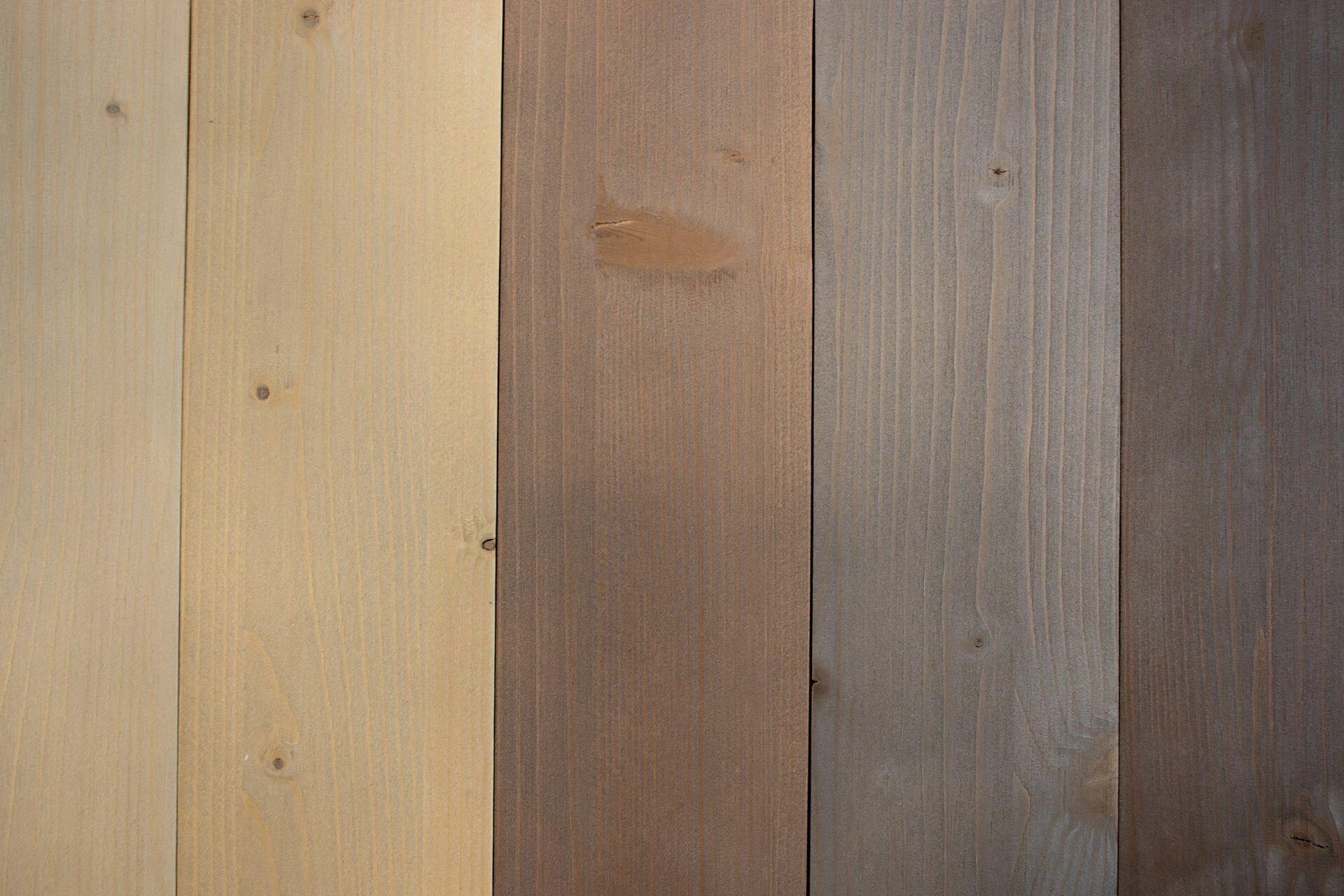 Tavole di legno verniciate con pittura antibatterica ad acqua
